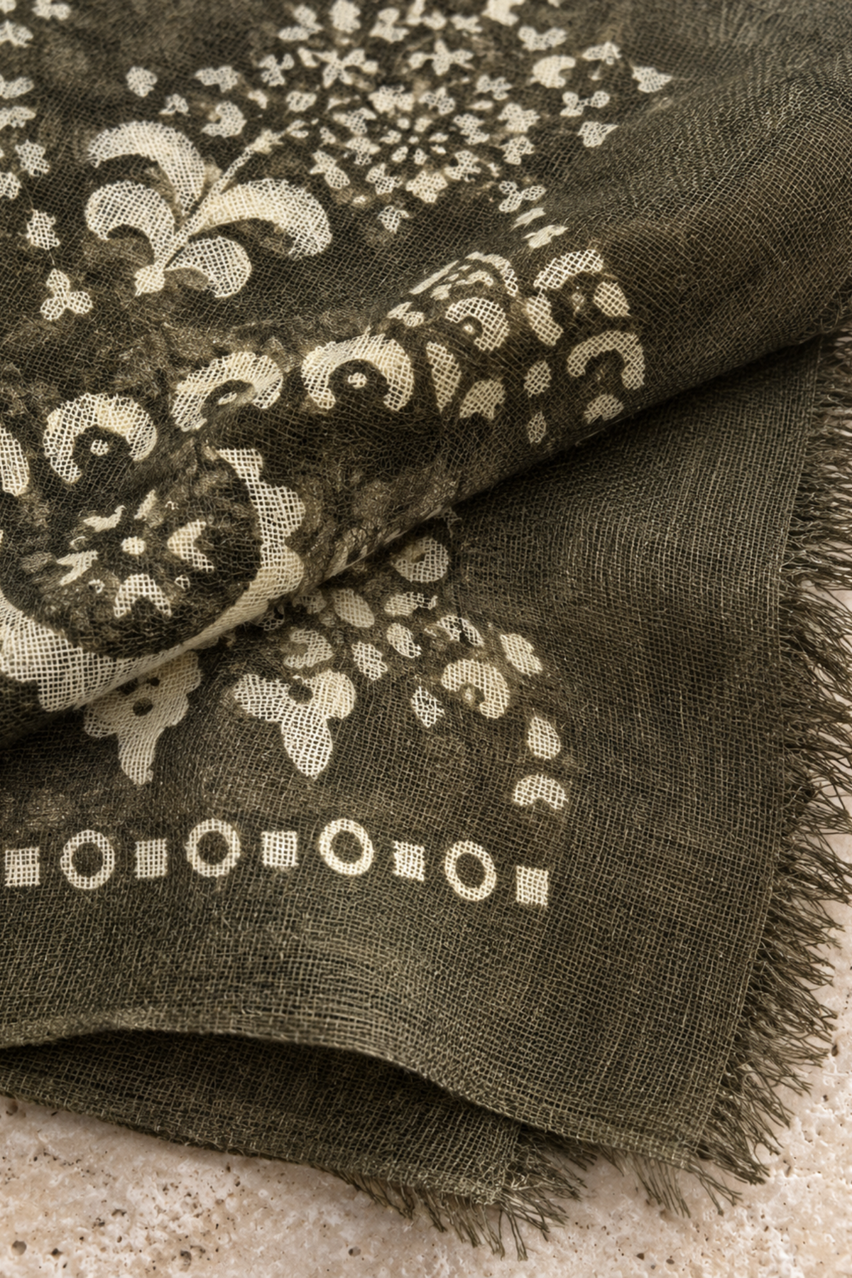 Écharpe Louis en laine à motifs écrus – Kaki-ETOLE-Curling-Paris