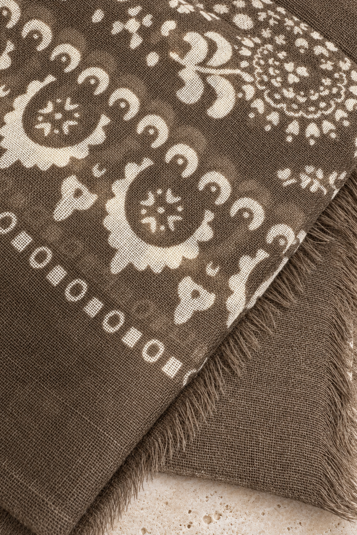 Écharpe Louis en laine à motifs écrus – Taupe-ETOLE-Curling-Paris