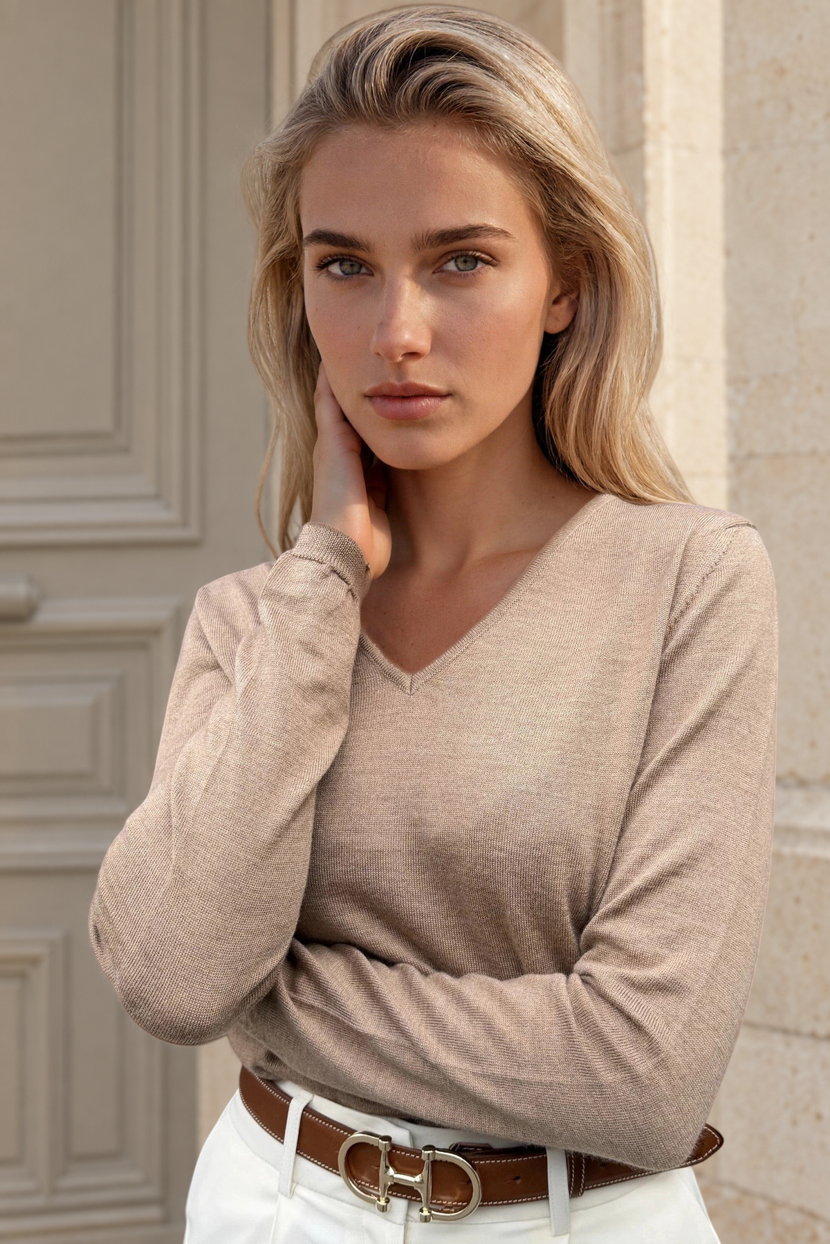 Camisola Clothilde com decote em V em lã merino – Camel — Curling Paris