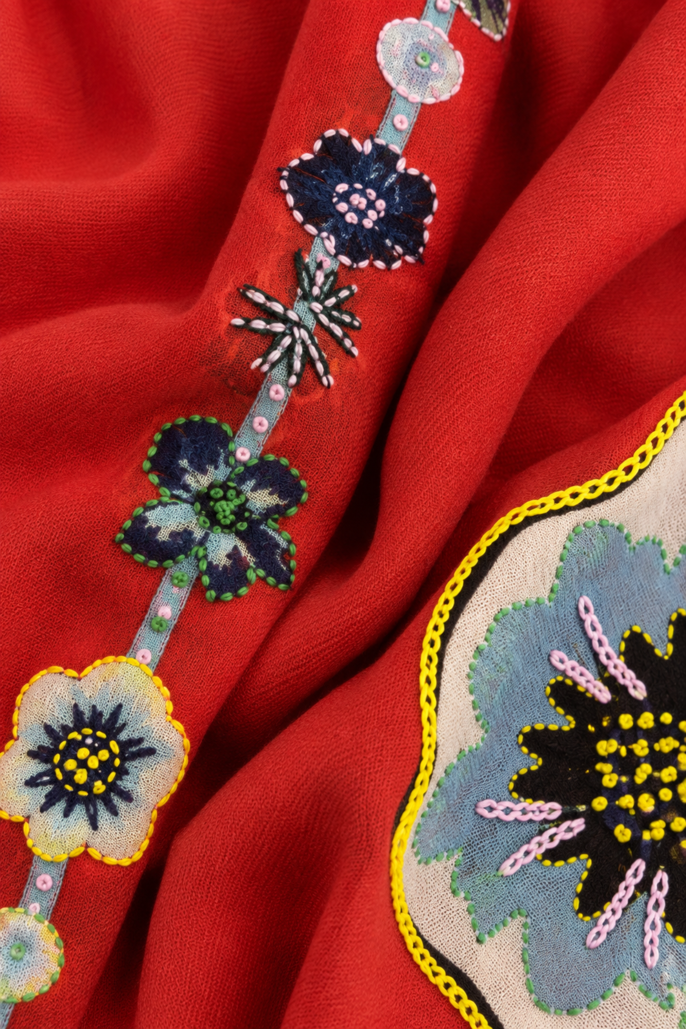 Étole Angèle en laine brodée main – Rouge Orange