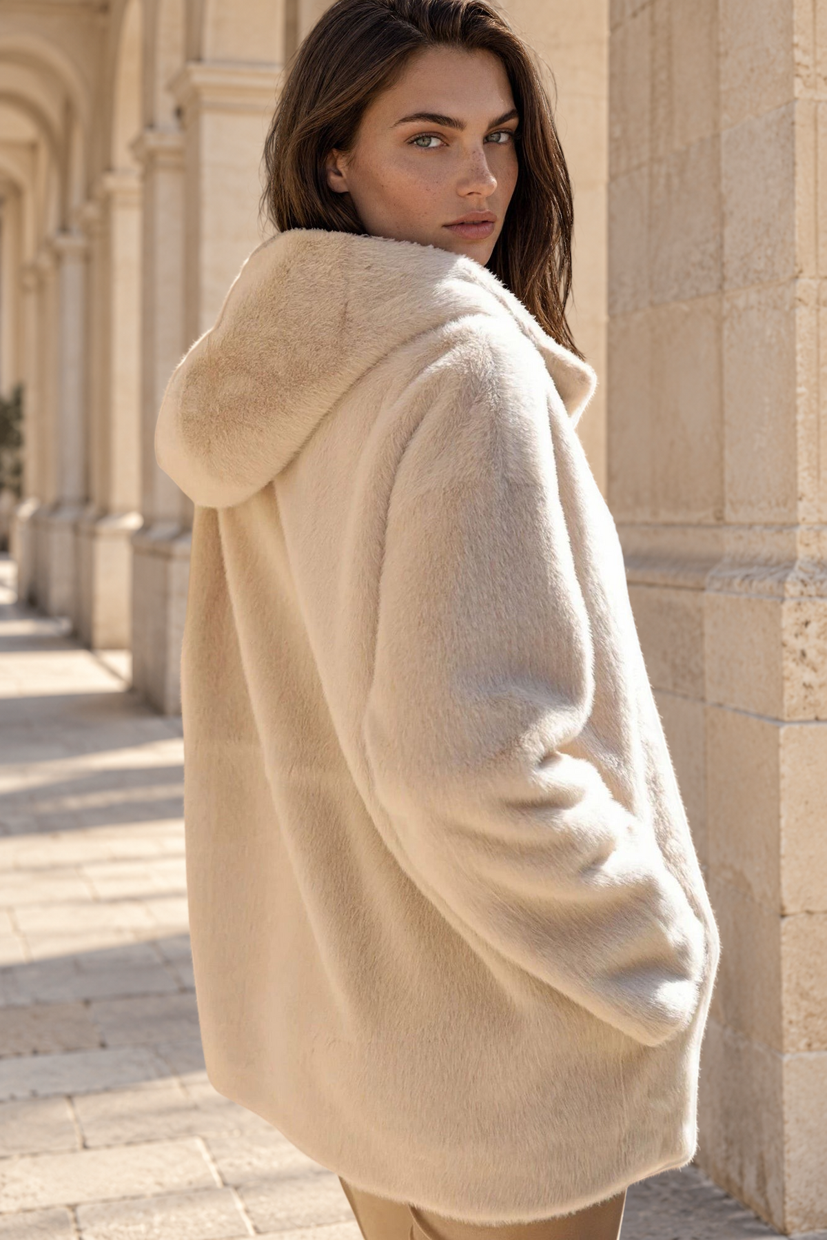 Manteau Romane en éco fourrure - Beige-MANTEAU FEMME-Curling-Paris