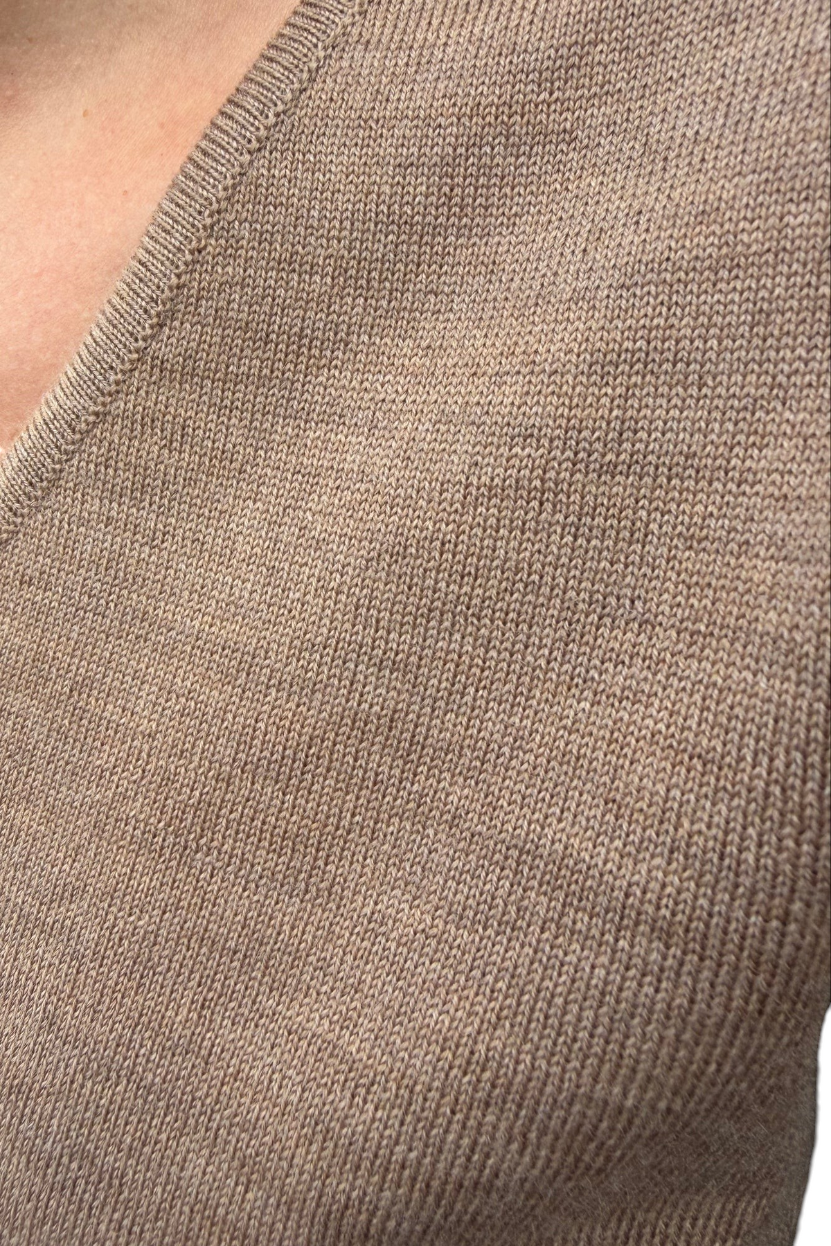 Pull Clothilde col V en laine mérinos - Camel-PULL FEMME-Curling-Paris