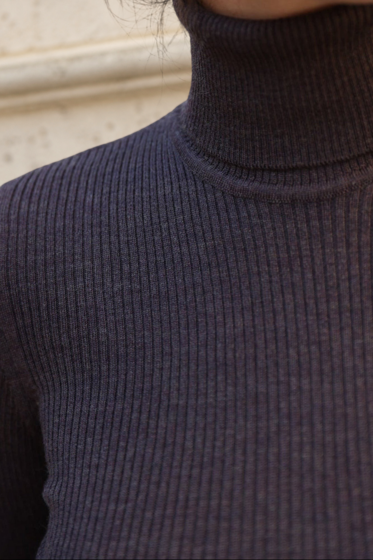 Pull col roulé Curling en laine mérinos marron à maille côtelée ajustée
