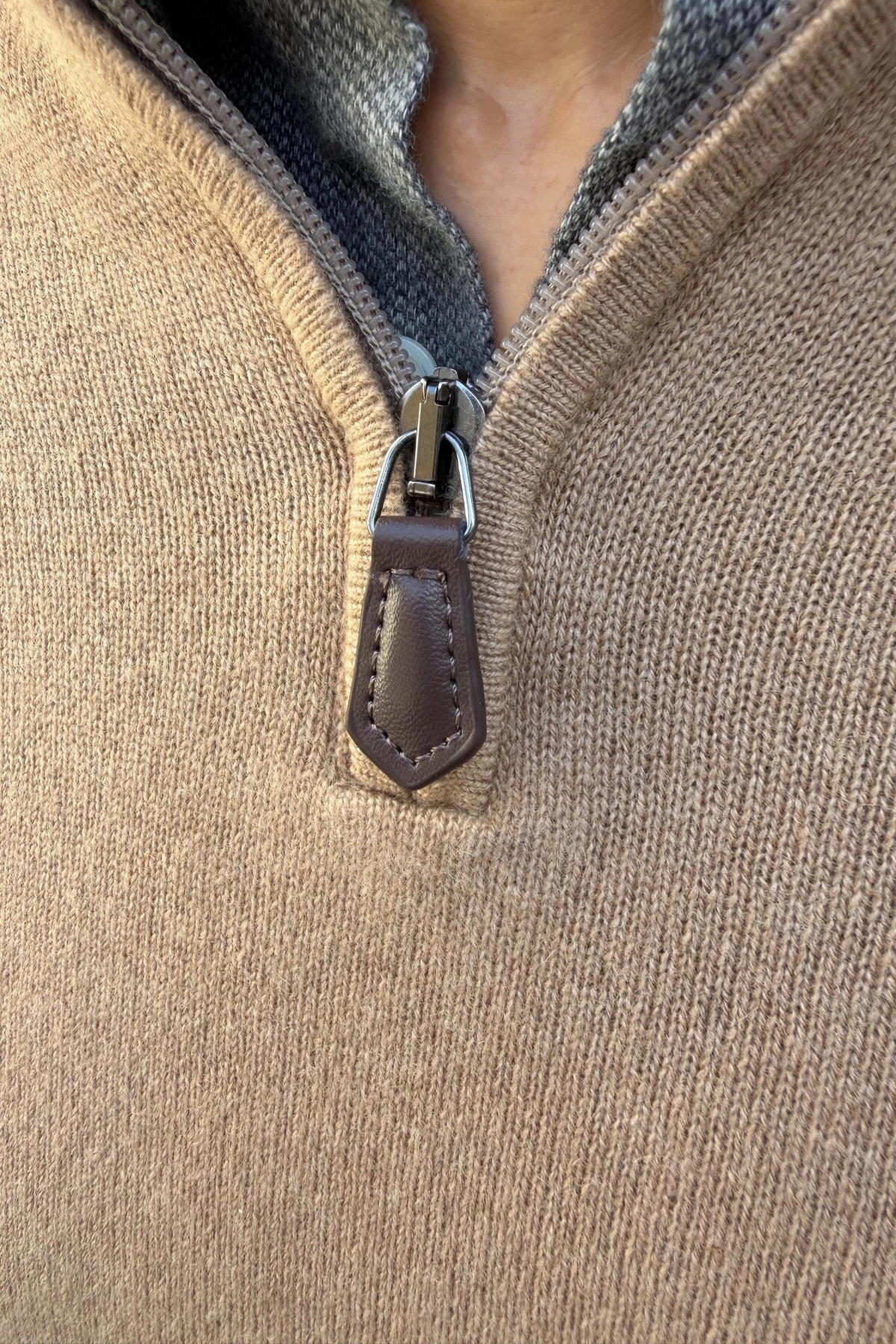 Amar 100% cashmere zip-neck sweater – Camel