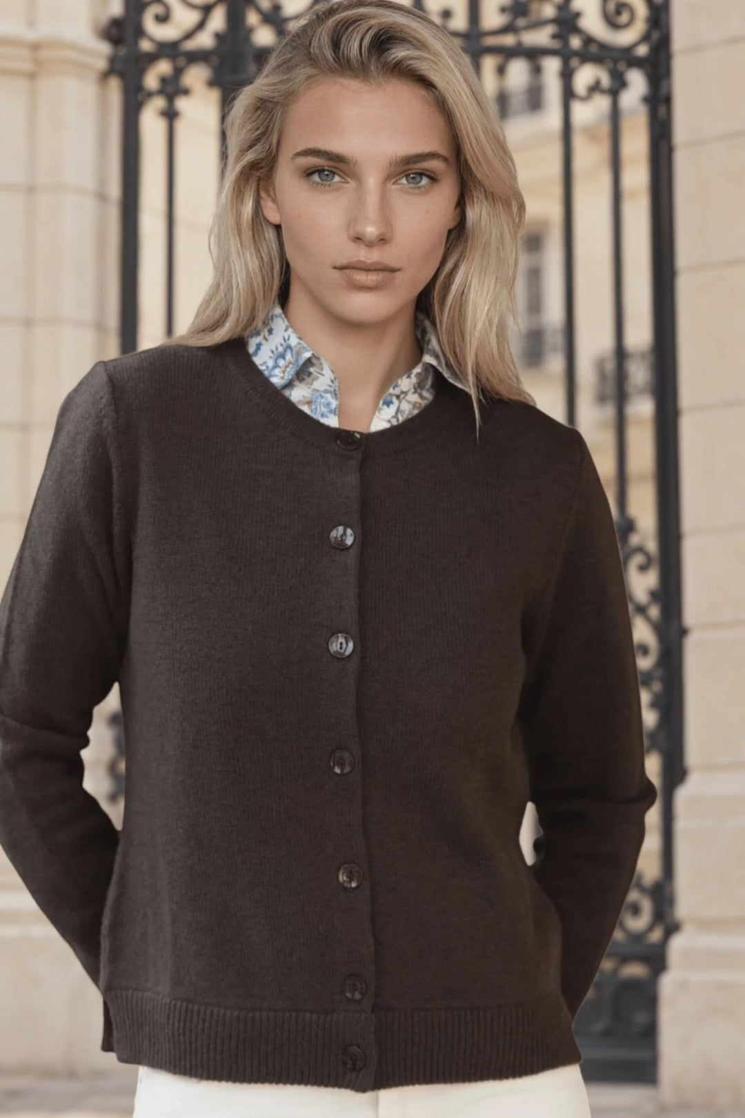 Gilet Charlie col rond en laine & cachemire - Marron — vidéo produit