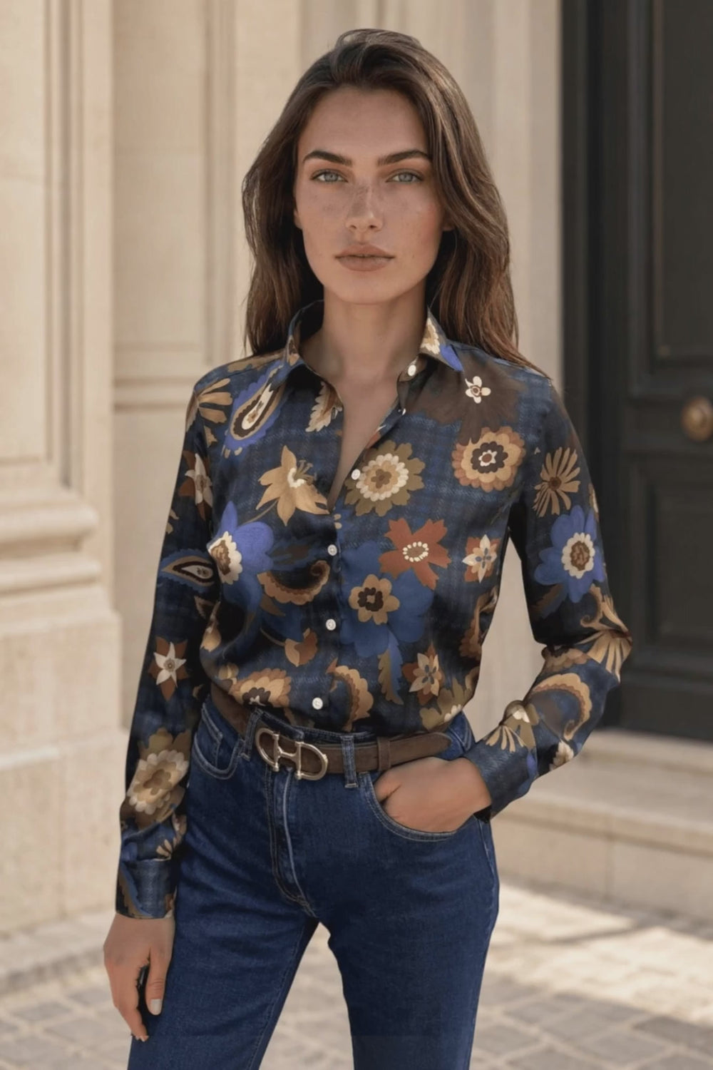 Chemisier Clémence imprimé soyeux - Bleu nuit, camel et ocre — vidéo produit