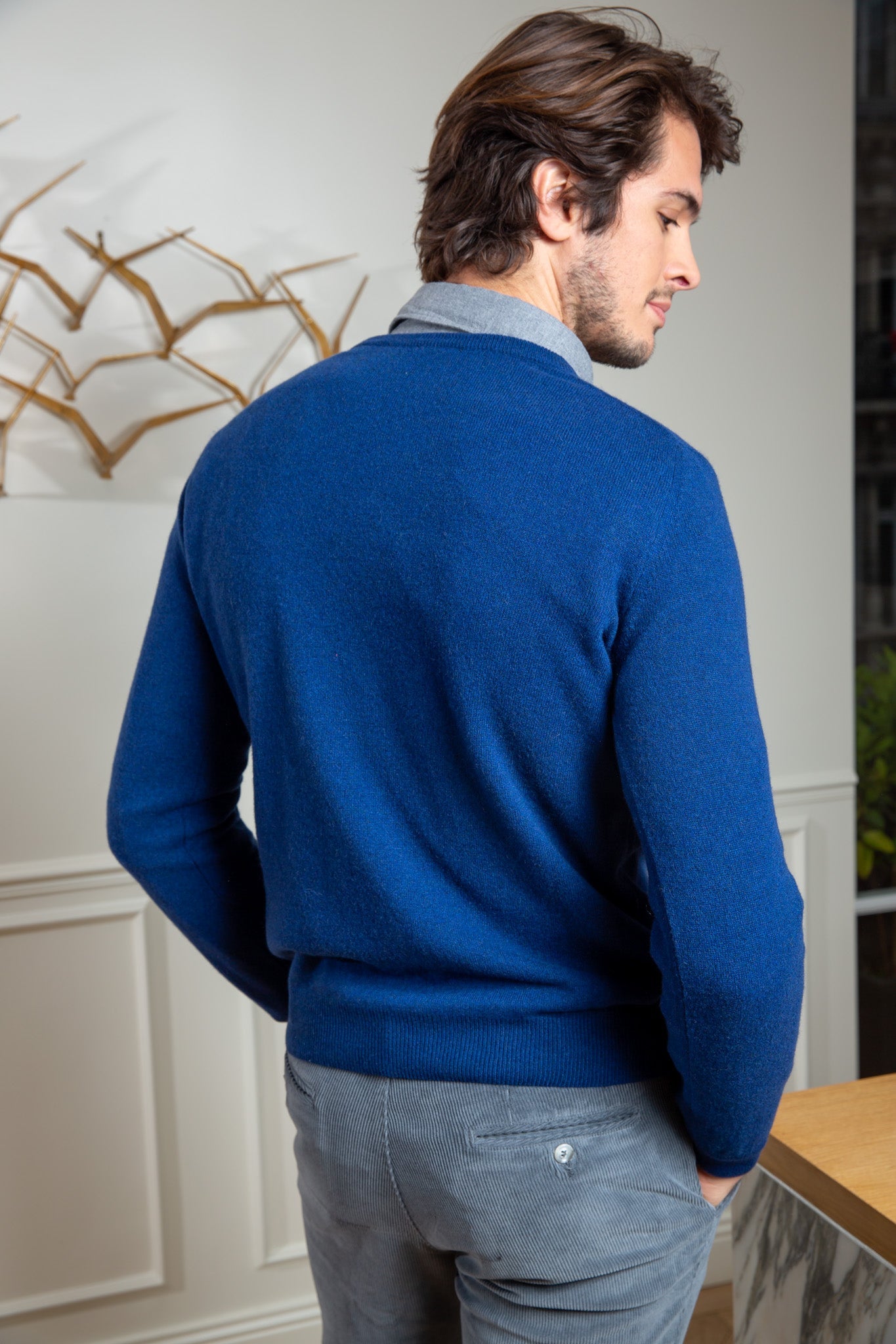 Pull col v en cachemire - Indigo-PULL HOMME-Curling-Paris